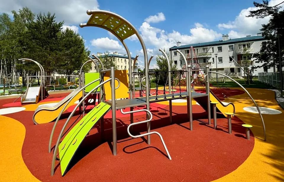 O ile większa jest powierzchnia placu zabaw dla starszych dzieci?