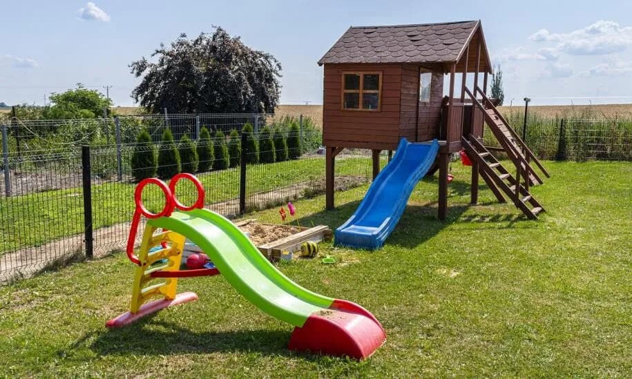 Na czym postawić plac zabaw, aby zapewnić bezpieczeństwo dzieciom?