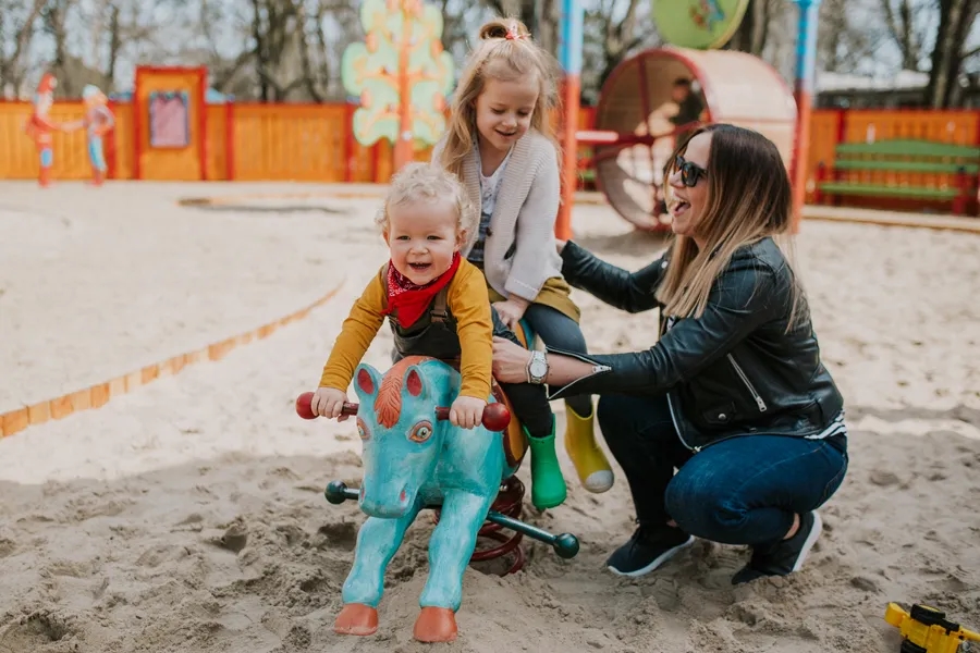 Czy można wchodzić na plac zabaw? Odkryj zasady i ograniczenia