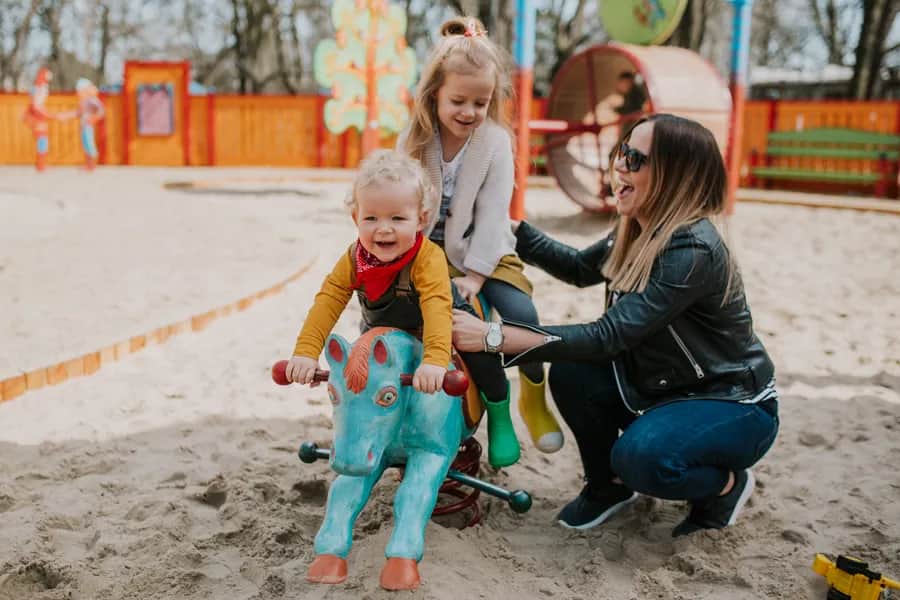Czy można wchodzić na plac zabaw? Odkryj zasady i ograniczenia