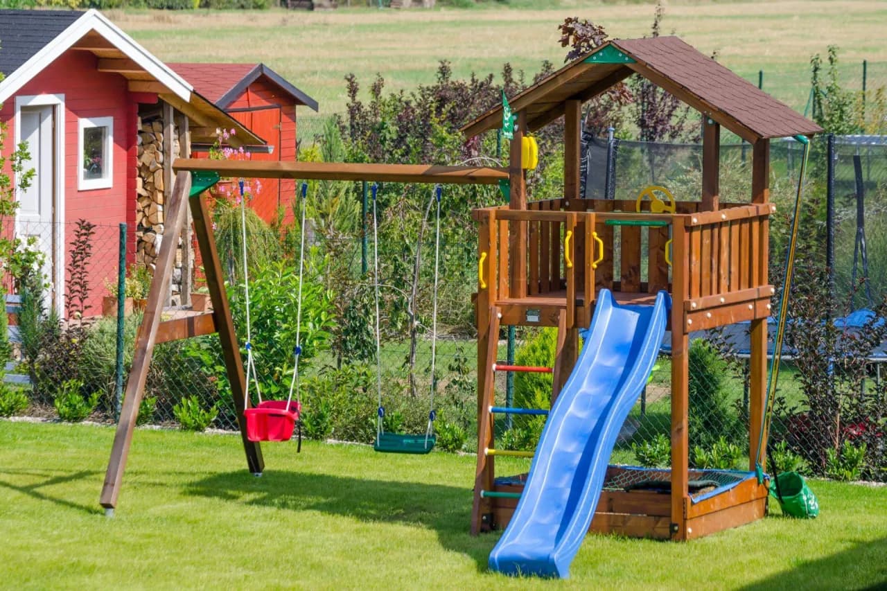 Czym zabezpieczyć drewniany plac zabaw, aby uniknąć zniszczeń?