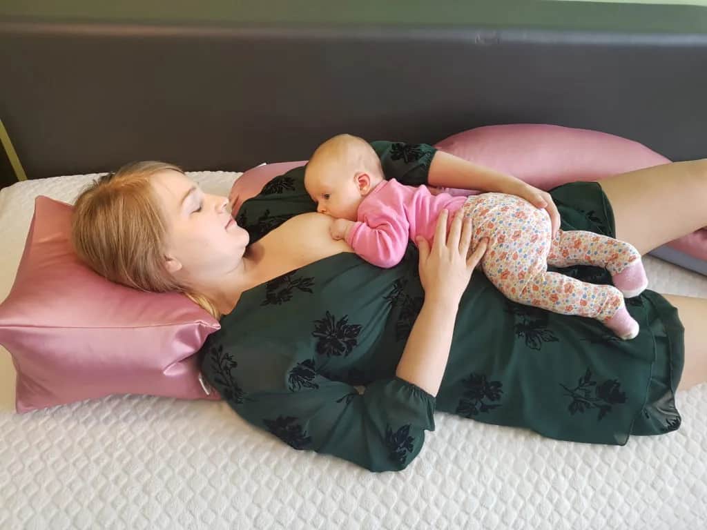 Jak przystawić dziecko do karmienia na leżąco bez bólu i stresu