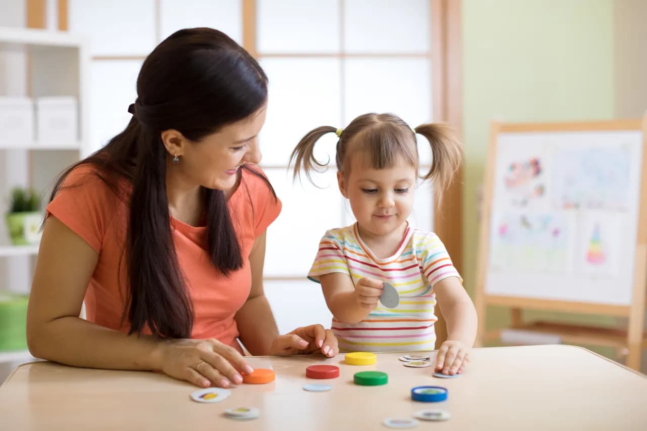 Ile zarabia opiekunka do 3 dzieci? Zaskakujące stawki i fakty