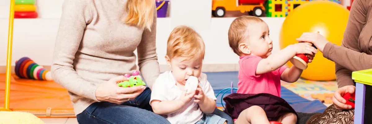Żłobek od jakiego wieku? Sprawdź, kiedy to najlepszy moment dla dziecka