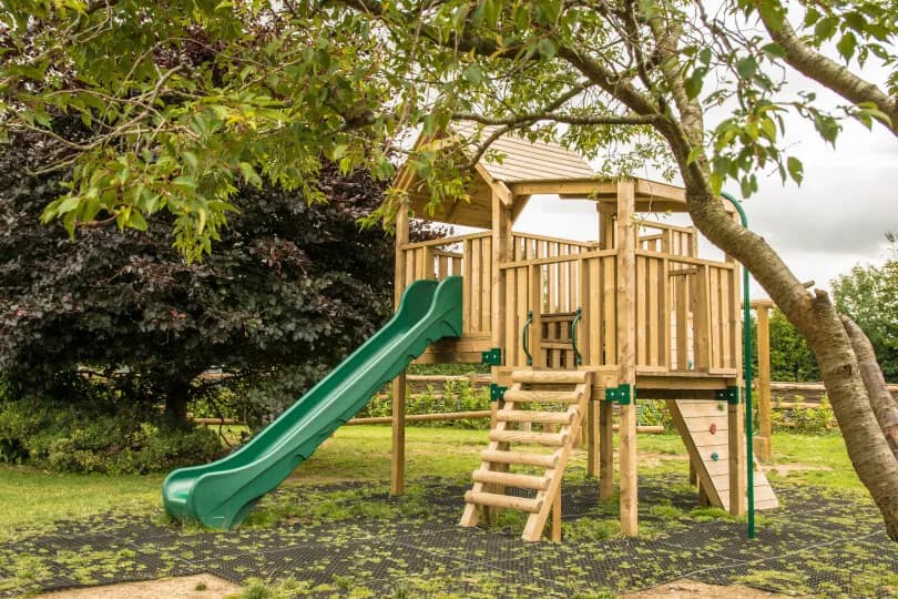 Jak zbudować plac zabaw dla dzieci – krok po kroku i bezpiecznie