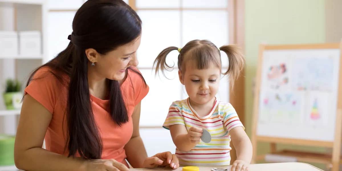 Ile bierze opiekunka do dziecka? Sprawdź stawki w Polsce i miasta