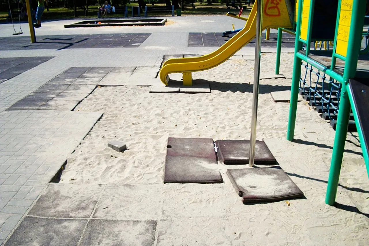 Jak zrobić drewniany plac zabaw, aby zapewnić dzieciom bezpieczeństwo i radość