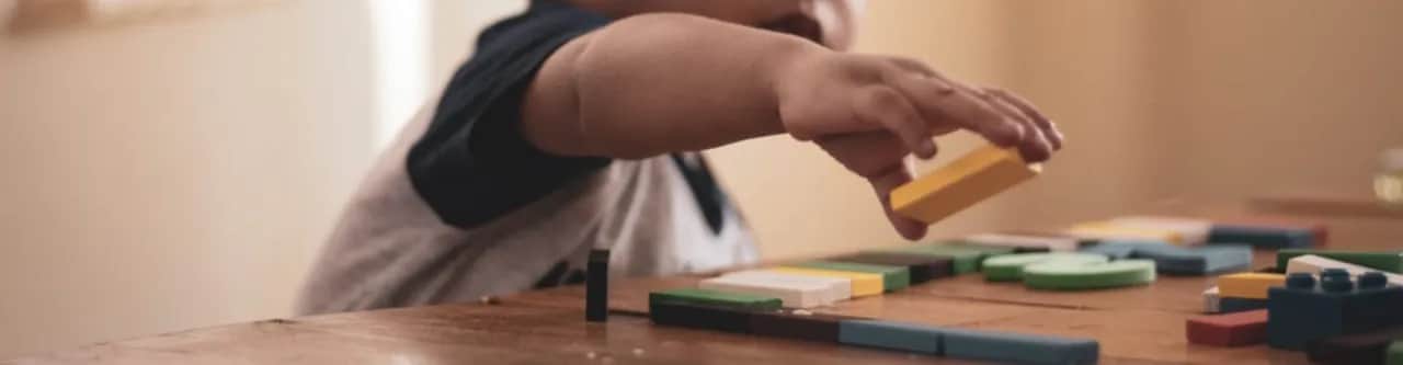 Ile zarabia opiekunka dla dziecka? Odkryj zaskakujące stawki!