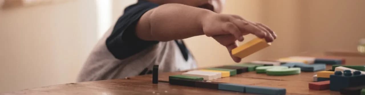 Ile zarabia opiekunka dla dziecka? Odkryj zaskakujące stawki!