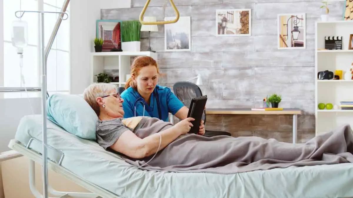 Ile zarabia opiekunka środowiskowa? Zaskakujące różnice w wynagrodzeniu