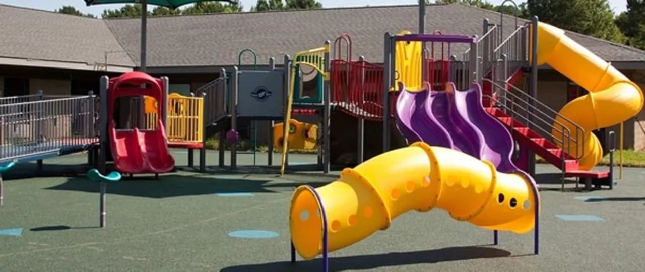 Co powinien zawierać regulamin placu zabaw, aby zapewnić bezpieczeństwo?