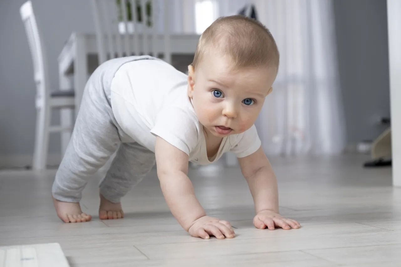 Kiedy dziecko łapie zabawki? Kluczowe etapy rozwoju motoryki