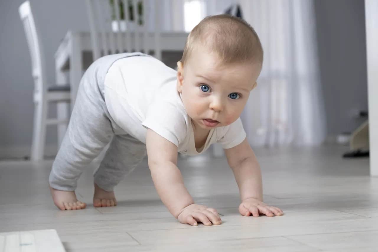 Kiedy dziecko łapie zabawki? Kluczowe etapy rozwoju motoryki